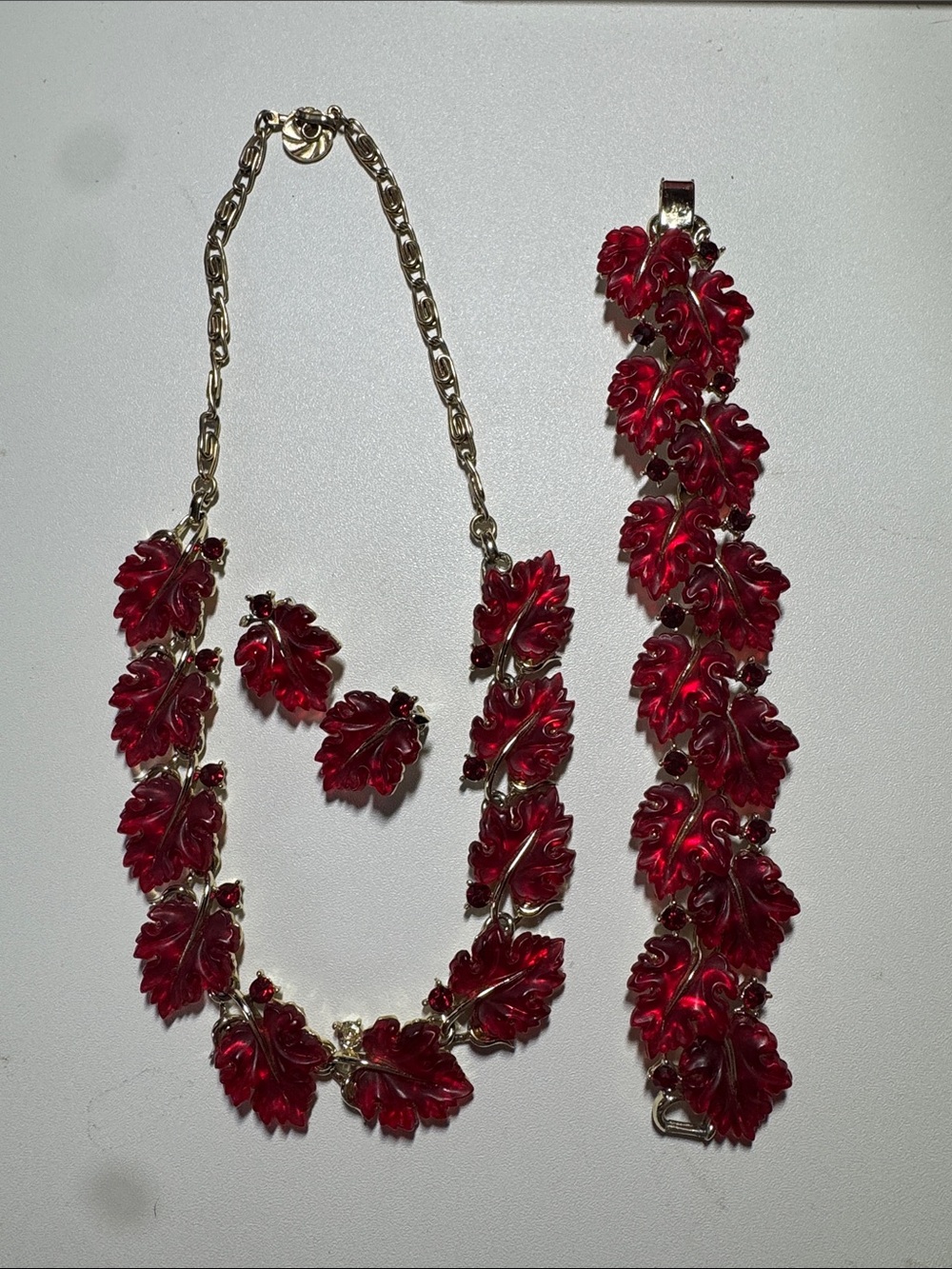 LISNER MOLDED RED “JELLY” LUCITE RHINESTONE LEAF NECKLACE BRACELET EARRINGS SET